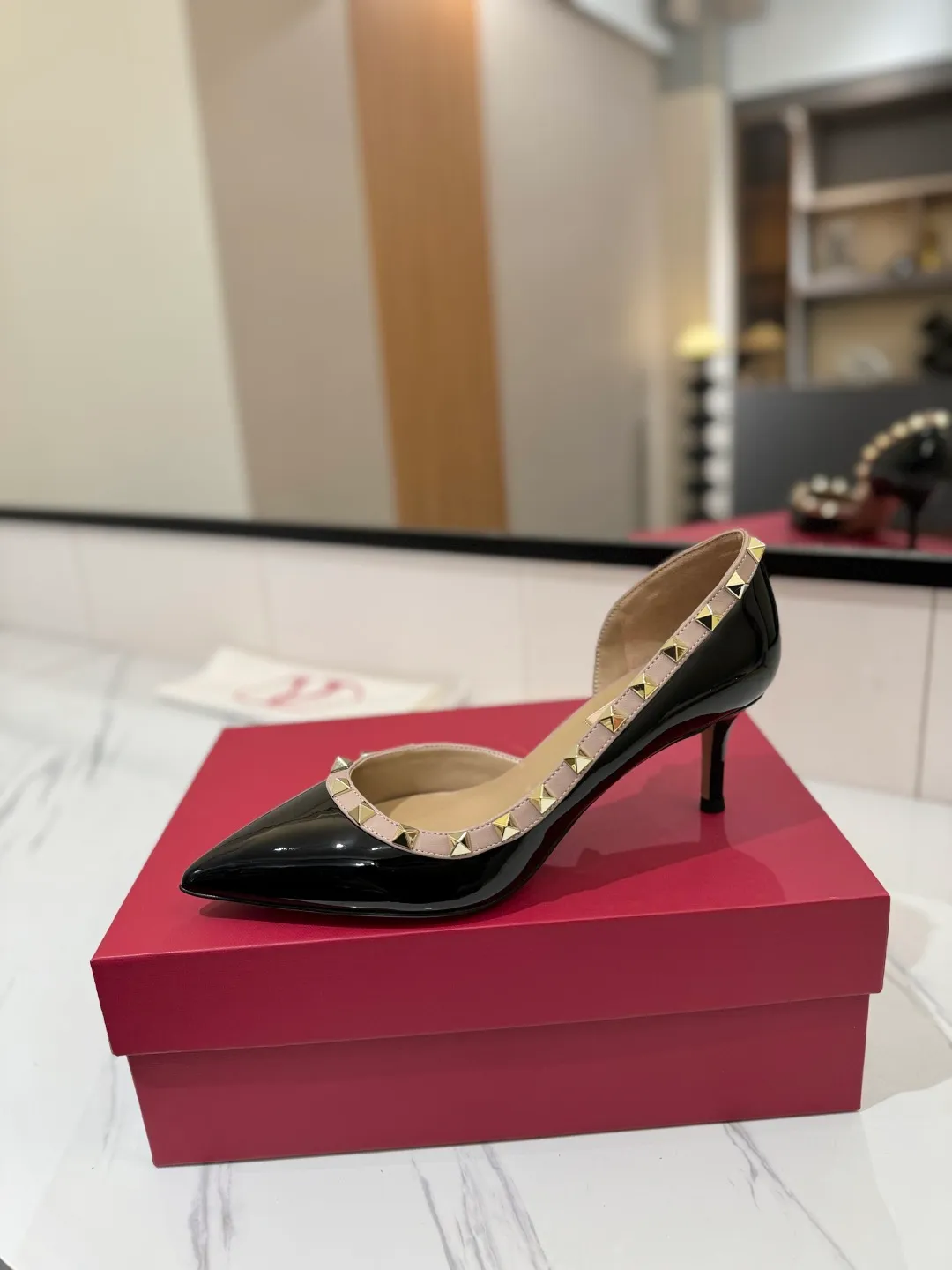 👟👟Ex-factory price 580👟👟 Valentino/Valentino rivet VT classic shoes, top replica! The side curves are perfect, the original molded custom-made rust-free rivets, and the textured hardware bring out a full sense of high-end, giving you a genuine foot feel! The first choice for high-end customers❤️ [Material] Upper: Original imported custom patent leather Lining: Original imported goatskin Outsole: Imported pearlescent leather outsole Heel height: 6.5CM Code number: 35-39 [34, 40, 41, 42 custom-made are not returnable]